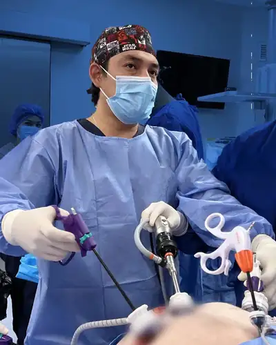 Dr. Omar Rivera durante una cirugía laparoscópica